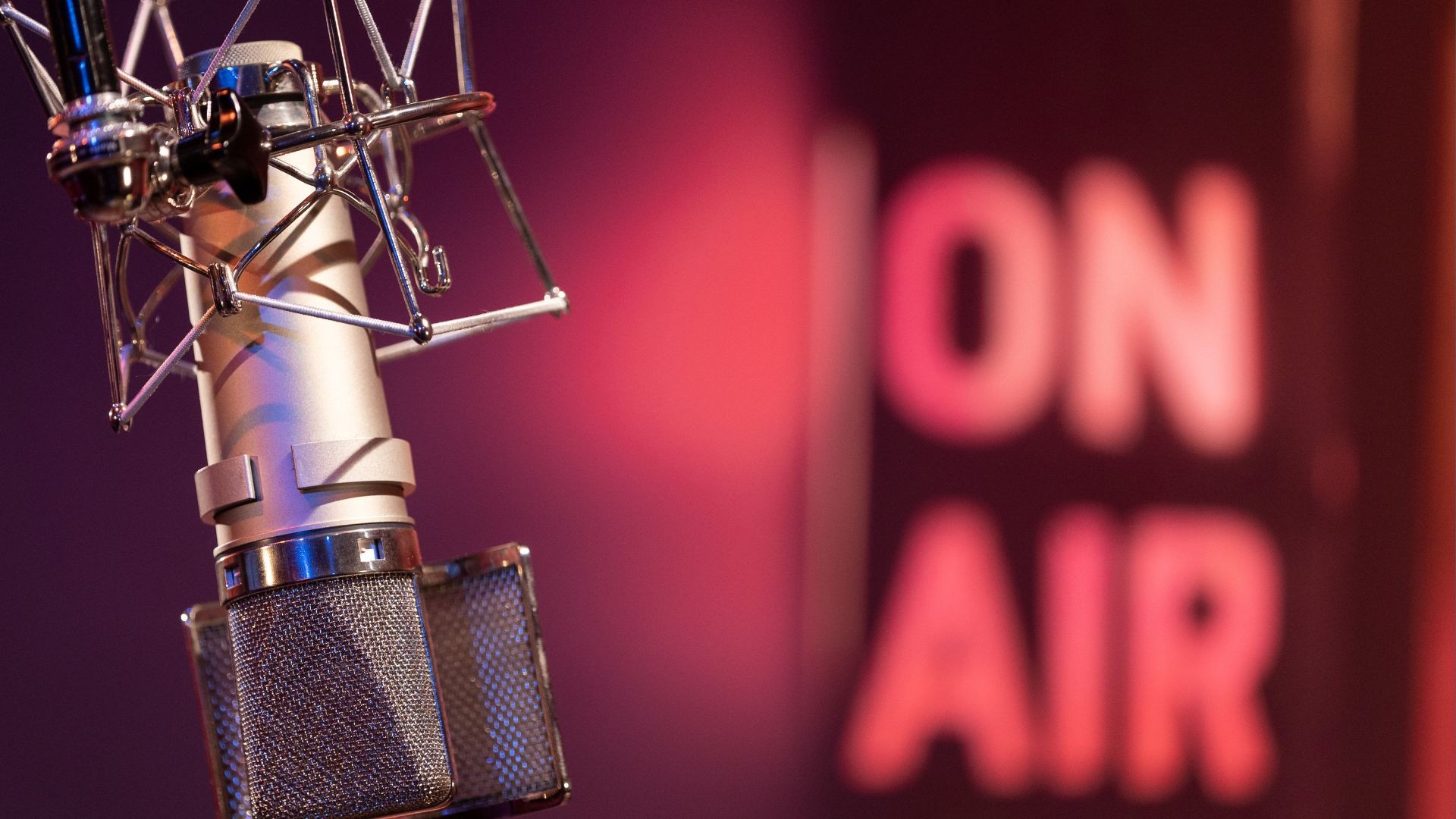 Mikrofon im Studio, im Hintergrund die On-Air-Anzeige